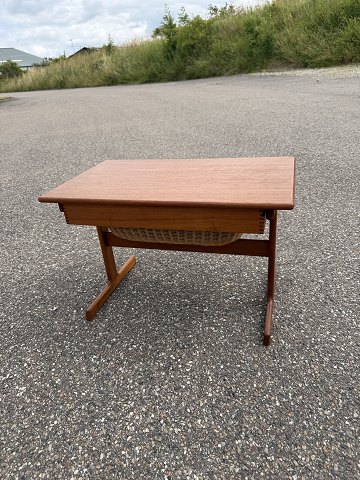 Sybord i teak med flet kurv