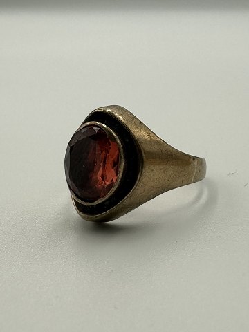 8 Karat Guld ring med lys rød sten