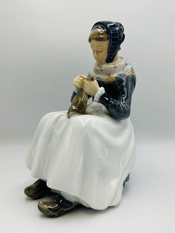Royal Copenhagen Stor Figur - Amager Pige som Strikker