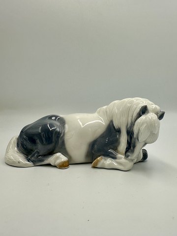 Royal Copenhagen Figur - Liggende Pony Modelnr.: 4611 Designer: Jeanne Grut H.: 6cm 1. Sortering