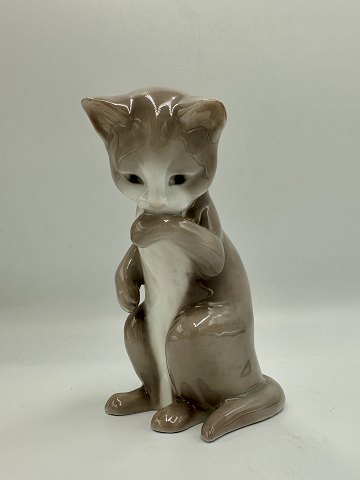 Bing og Grøndahl Figur - Stående og vaskende Kat