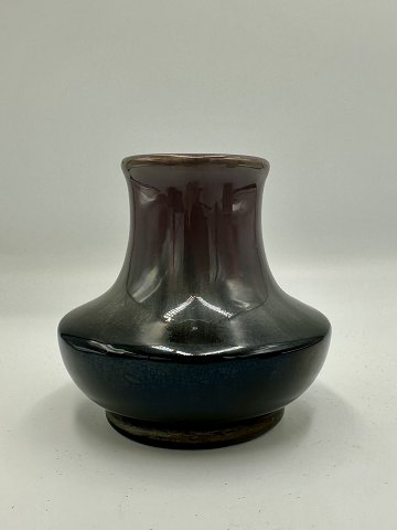 Vase i sort og violet Glasur