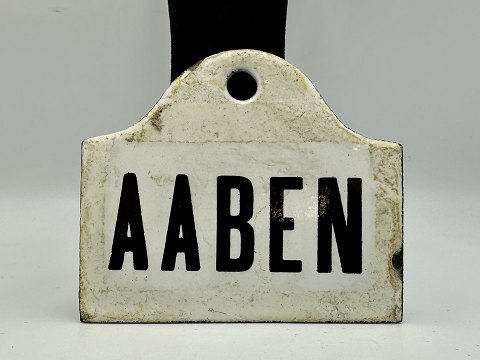 Hvidt emalje skilt "AABEN"