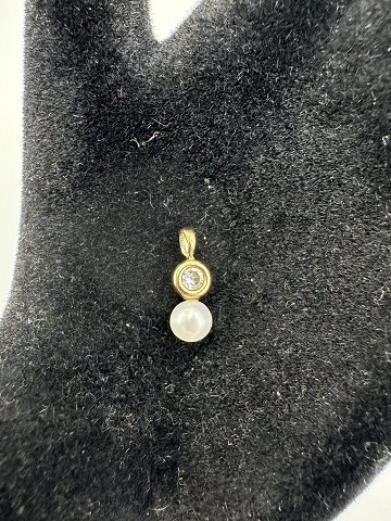 8Karat Guld vedhæng med hvid sten og perle