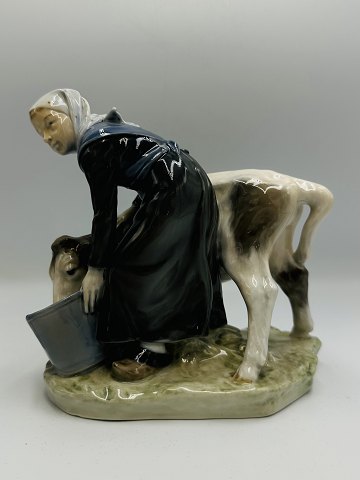 Royal Copenhagen Figur - Dame malker ko - Nr. 779