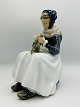 Royal Copenhagen Stor Figur - Amager Pige som Strikker